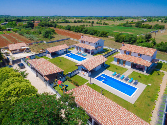 Prostran eksterijer s vrtom i bazenom, Villa Alba Pula &Scaron;i&scaron;an