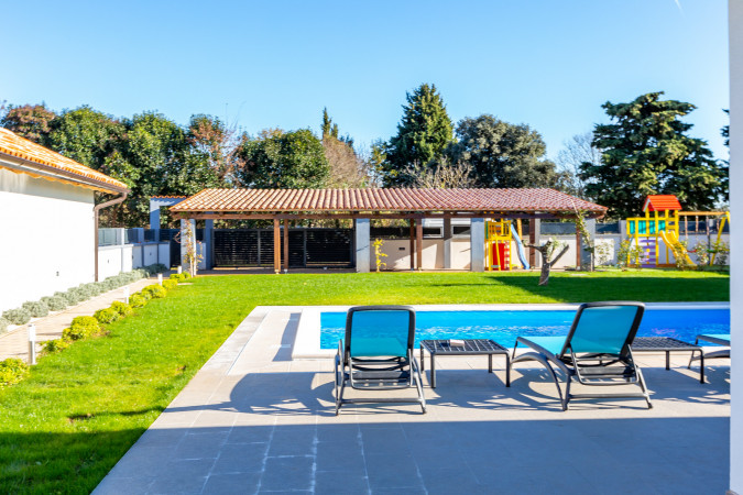 Prostran eksterijer s vrtom i bazenom, Villa Alba Pula &Scaron;i&scaron;an