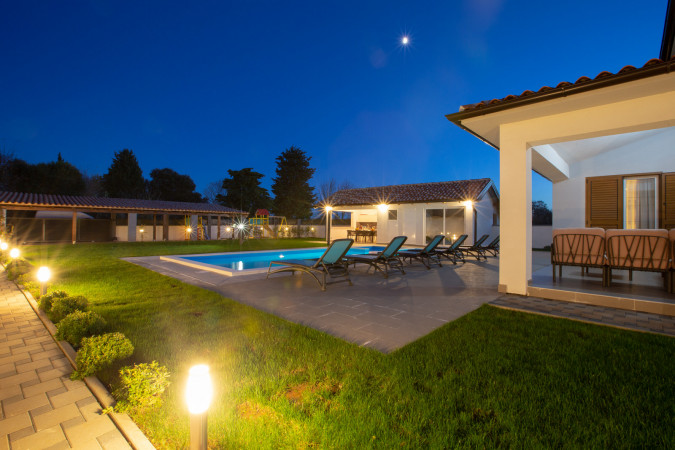 Prostran eksterijer s vrtom i bazenom, Villa Alba Pula &Scaron;i&scaron;an