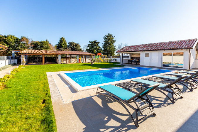 Prostran eksterijer s vrtom i bazenom, Villa Alba Pula &Scaron;i&scaron;an