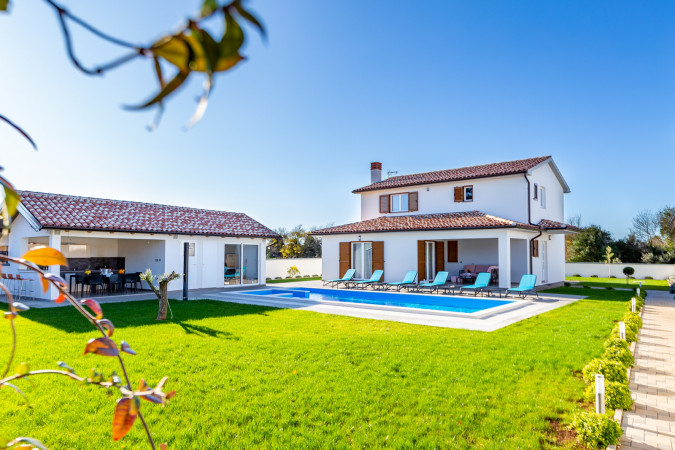 Prostran eksterijer s vrtom i bazenom, Villa Alba Pula &Scaron;i&scaron;an