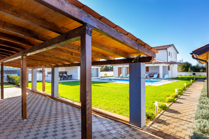 Prostran eksterijer s vrtom i bazenom, Villa Alba Pula &Scaron;i&scaron;an