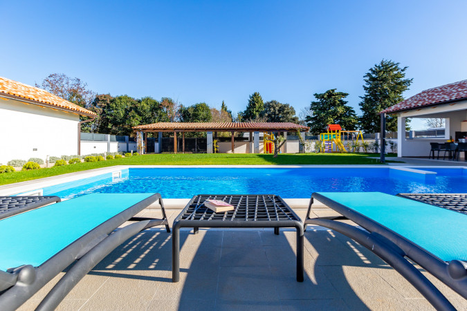 Prostran eksterijer s vrtom i bazenom, Villa Alba Pula &Scaron;i&scaron;an