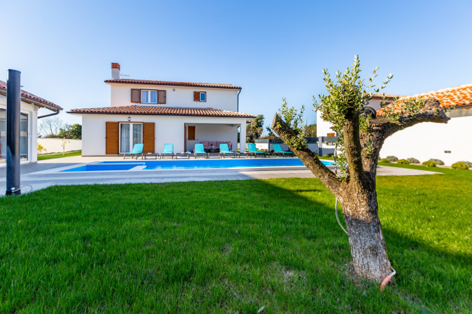 Prostran eksterijer s vrtom i bazenom, Villa Alba Pula &Scaron;i&scaron;an