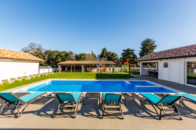 Prostran eksterijer s vrtom i bazenom, Villa Alba Pula &Scaron;i&scaron;an