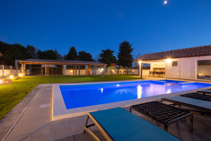 Prostran eksterijer s vrtom i bazenom, Villa Alba Pula &Scaron;i&scaron;an