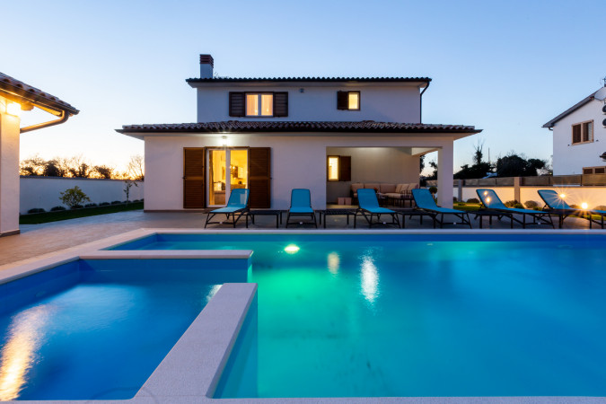 Prostran eksterijer s vrtom i bazenom, Villa Alba Pula &Scaron;i&scaron;an