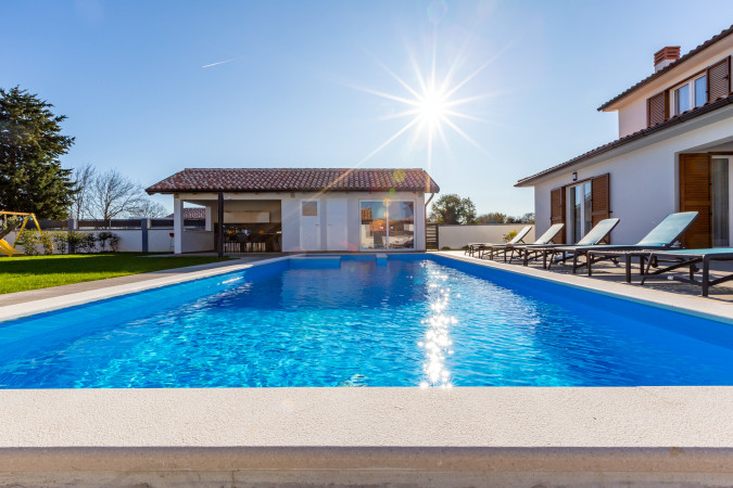 Prostran eksterijer s vrtom i bazenom, Villa Alba Pula &Scaron;i&scaron;an