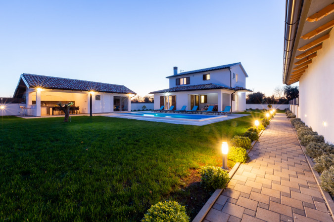 Prostran eksterijer s vrtom i bazenom, Villa Alba Pula &Scaron;i&scaron;an