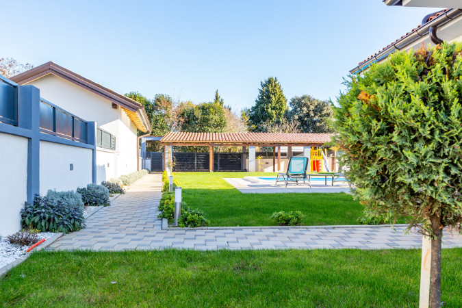 Prostran eksterijer s vrtom i bazenom, Villa Alba Pula &Scaron;i&scaron;an