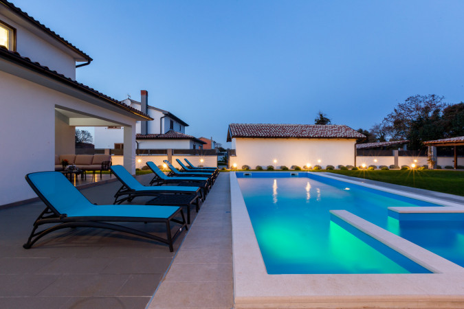 Prostran eksterijer s vrtom i bazenom, Villa Alba Pula &Scaron;i&scaron;an